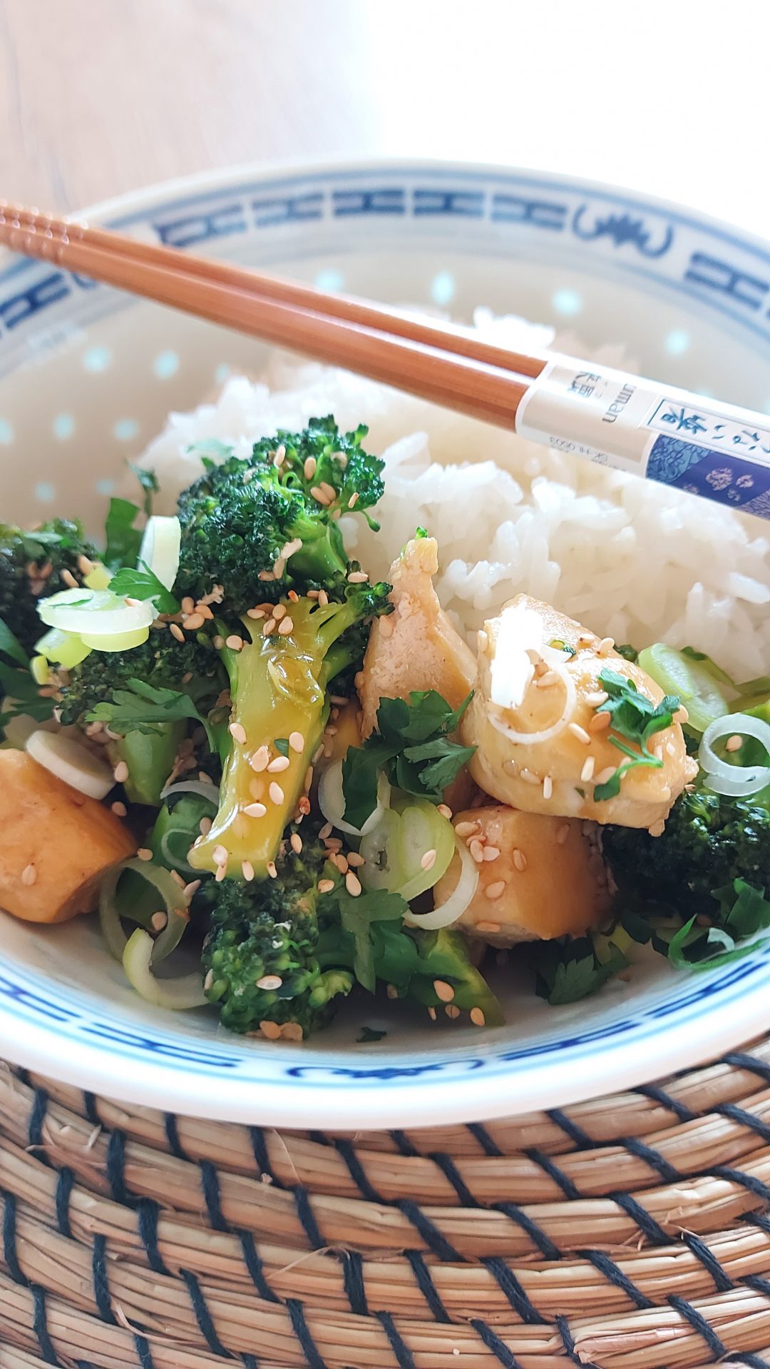 Brokkoli-Hühnchen mit Sesam und Reis