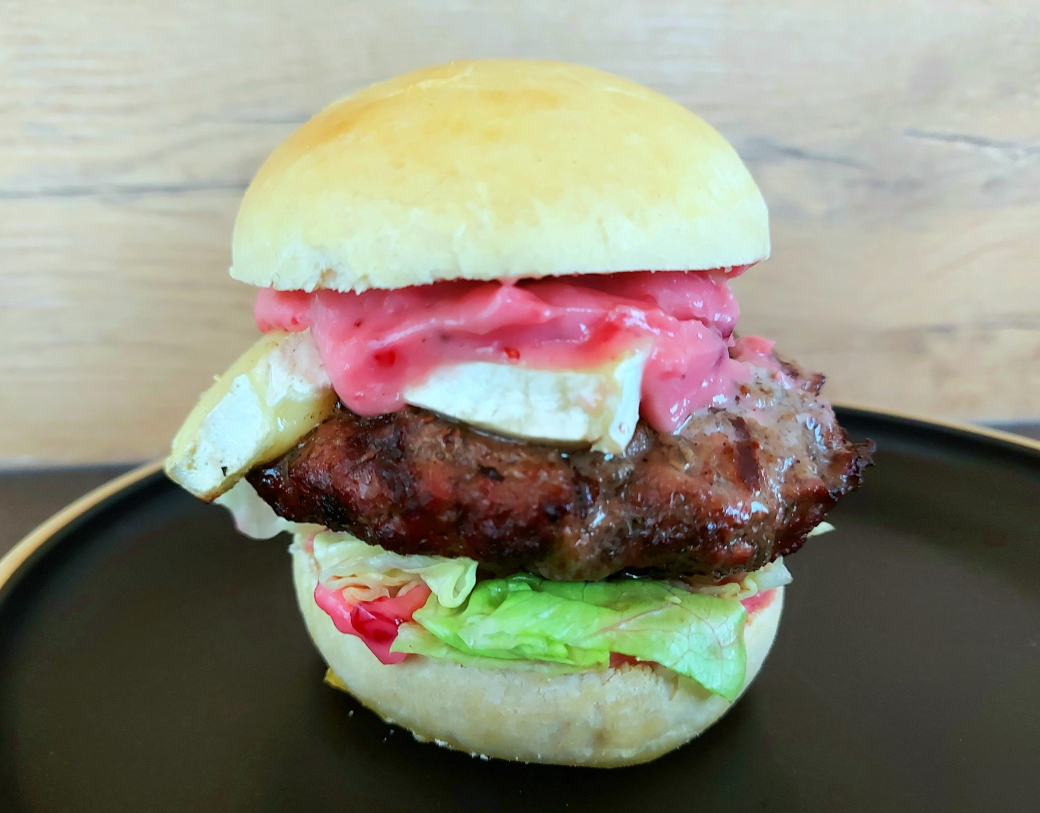 Saftiger Camembert-Burger vom Rind mit Preiselbeeren - Schlemmerlein