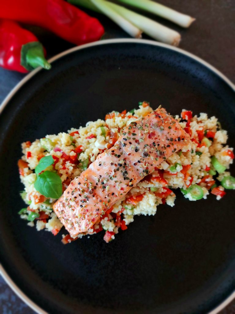 Schneller Couscous-Salat mit Paprika und Frühlingszwiebeln - Schlemmerlein