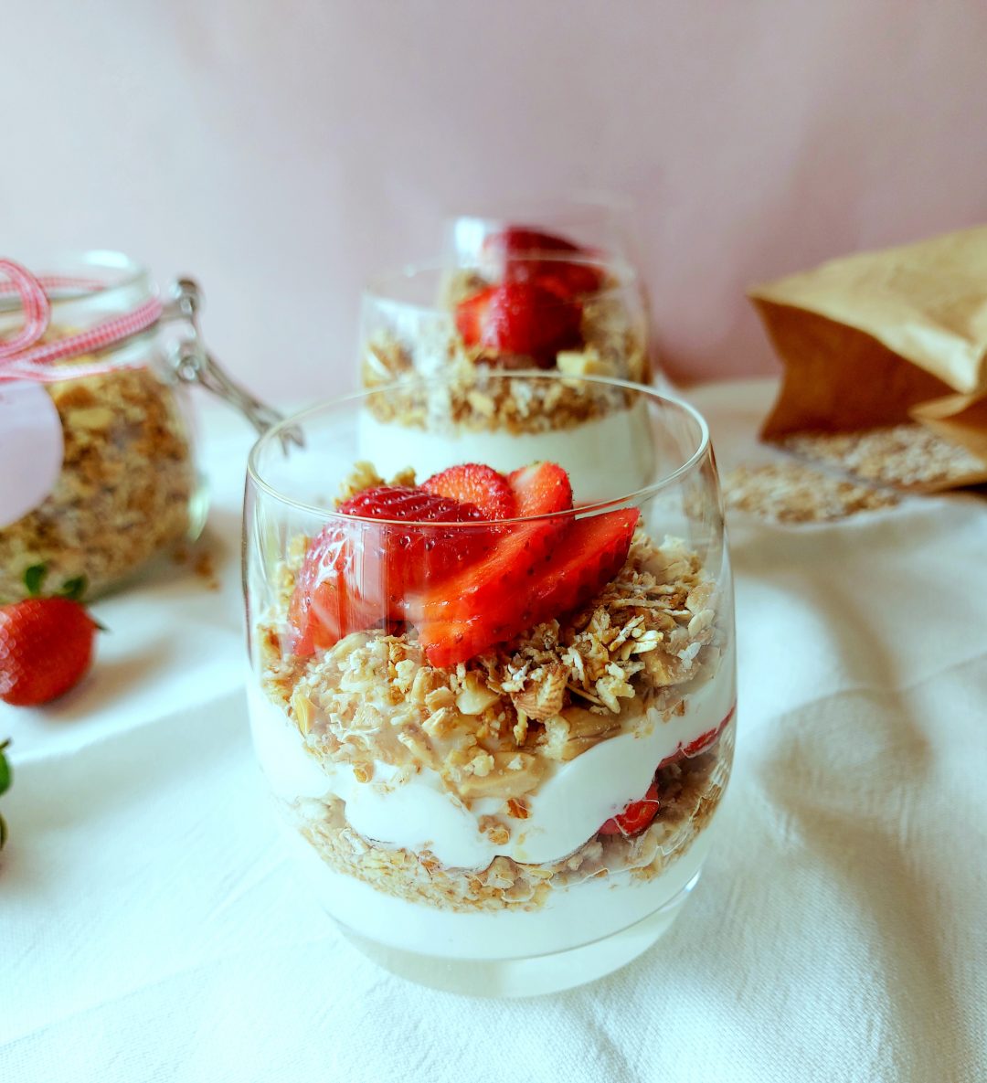 Yoghurt-Parfait with strawberries