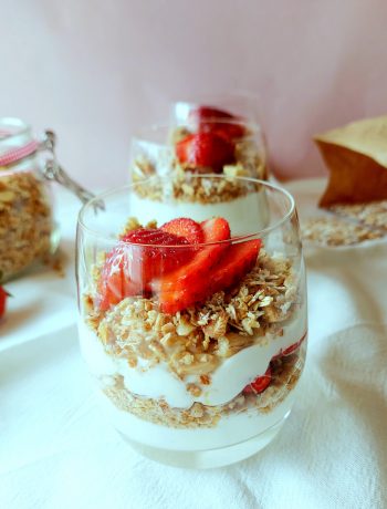 Yoghurt-Parfait with strawberries