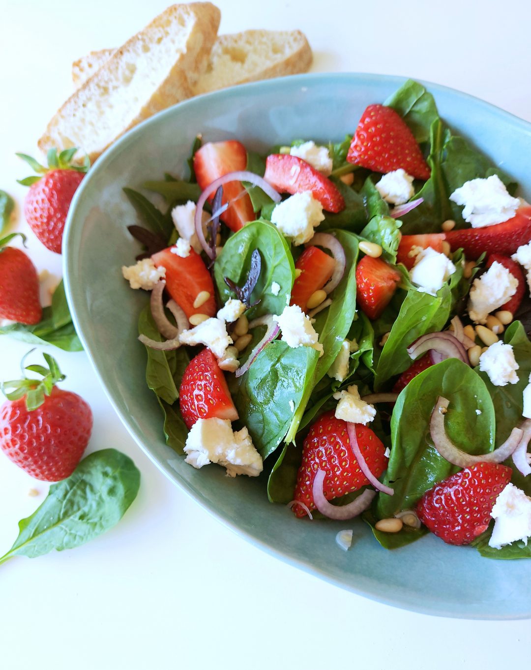 Spinatsalat mit Erdbeeren und Ziegenkäse