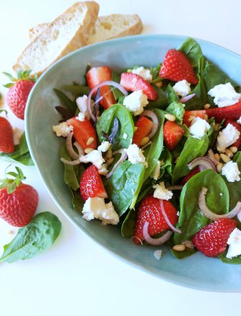 Spinatsalat mit Erdbeeren und Ziegenkäse