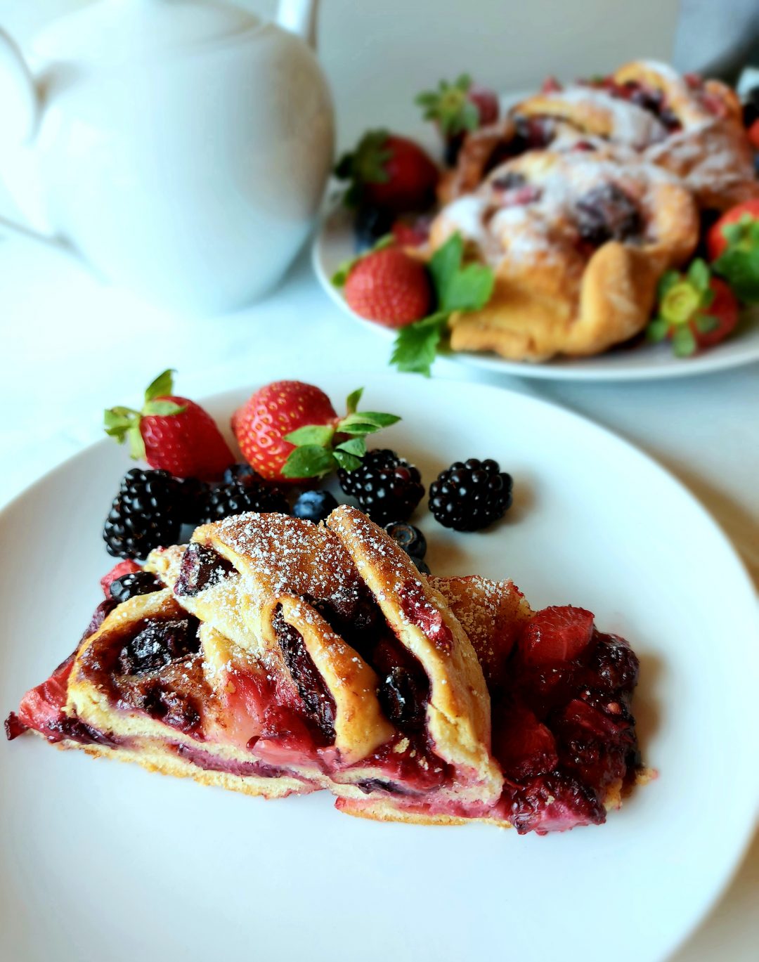 Stück Zimtschneckenzopf mit Beeren