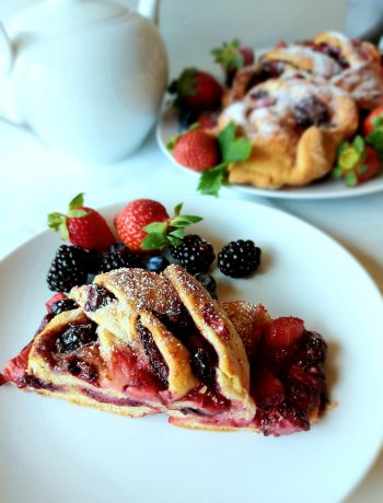 Stück Zimtschneckenzopf mit Beeren