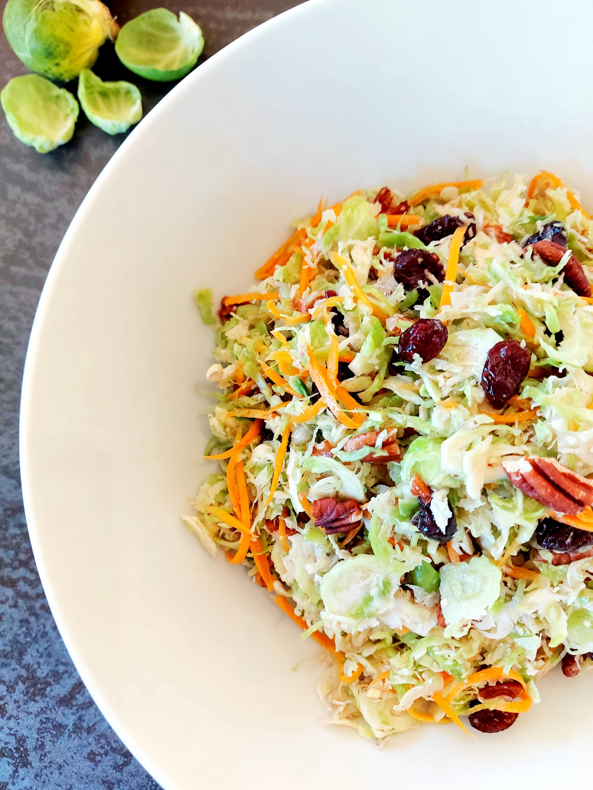 Rosenkohlsalat mit Cranberries und Nüssen - Schlemmerlein