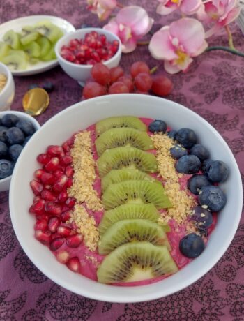 Smoothie-Bowl mit Beeren