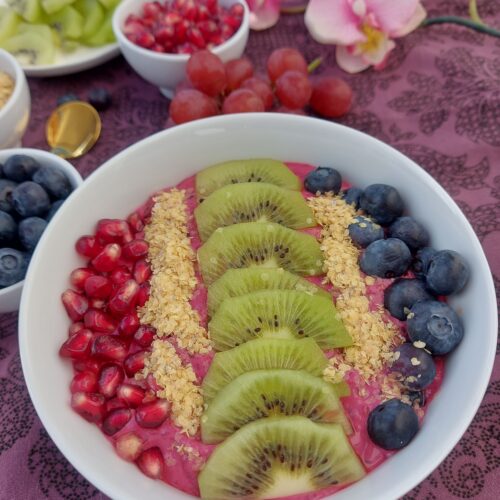 Smoothie-Bowl mit Beeren