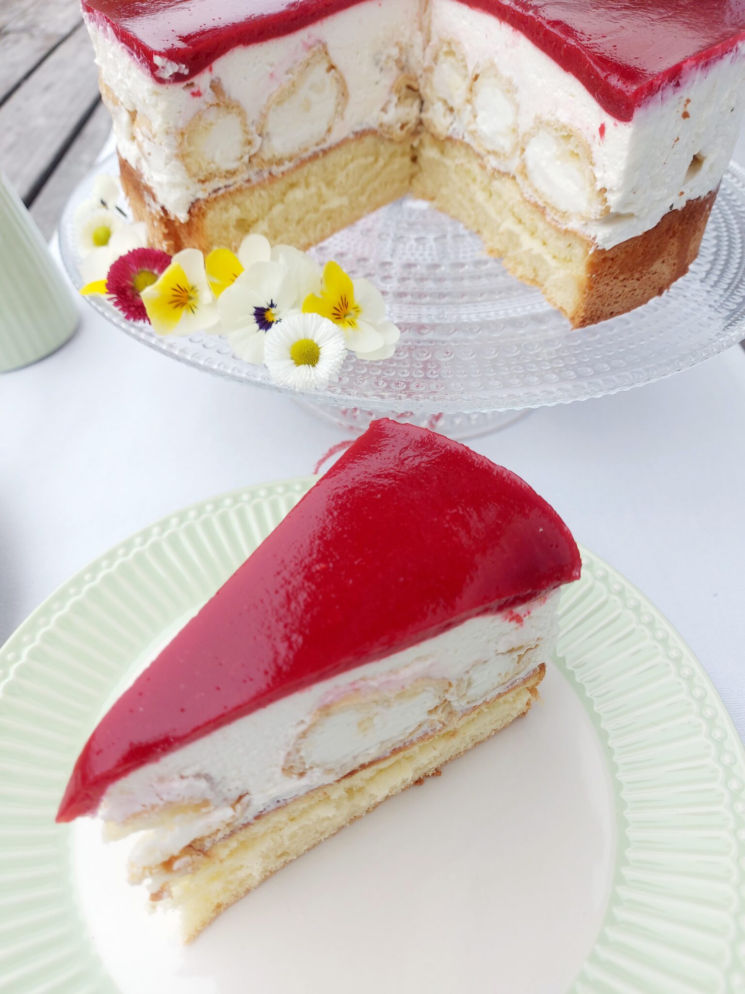 windbeutel torte mit rote grütze