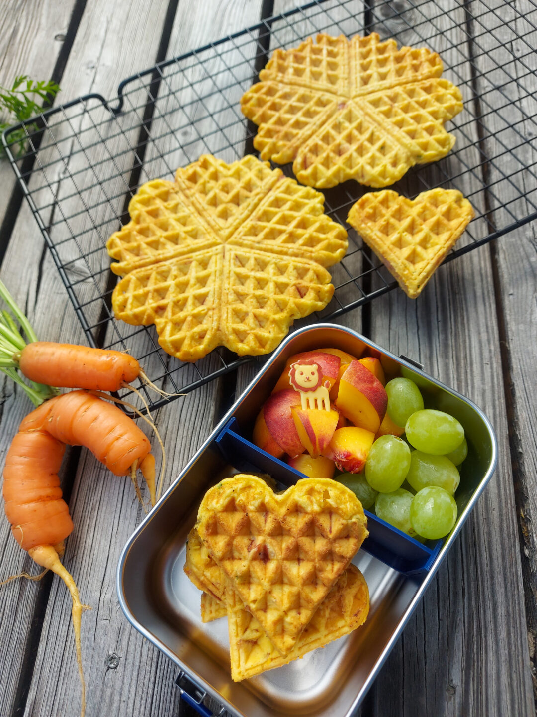 Herzhafte Dinkel-Waffeln mit Karotten und Schinken