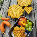 Herzhafte Dinkel-Waffeln mit Karotten und Schinken