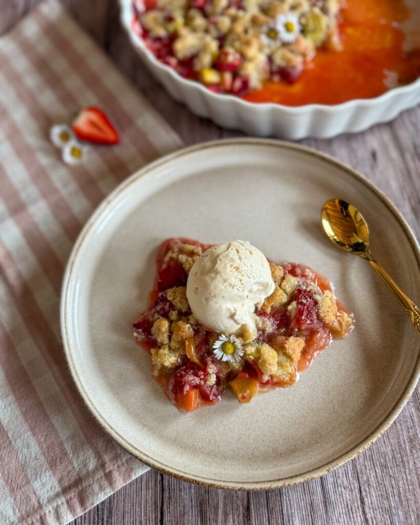 Rhabarber-Erdbeer Crumble