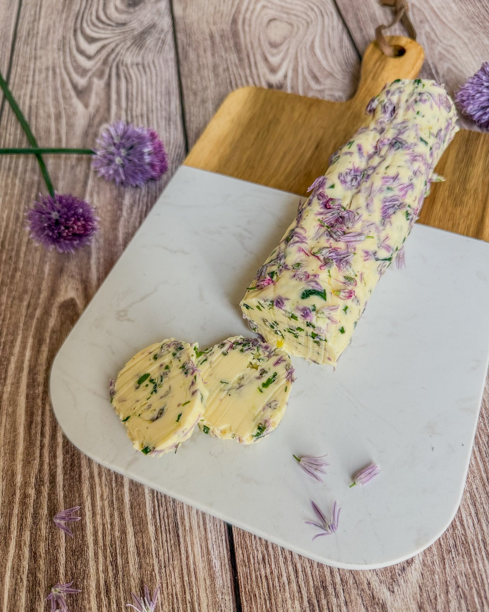 Schnittlauchblütenbutter