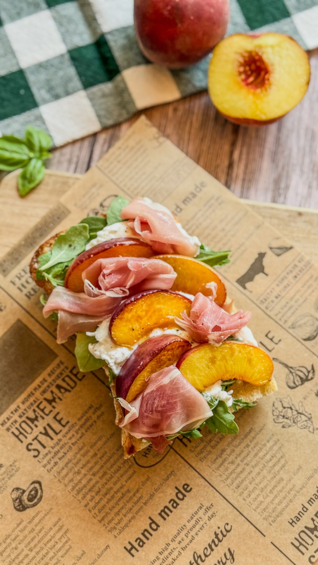 Sandwich mit Burrata, Pfirsichen und Rohschinken