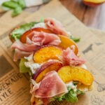 Sandwich mit Burrata, Pfirsichen und Rohschinken