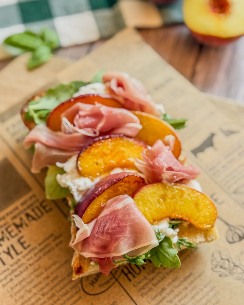 Sandwich mit Burrata, Pfirsichen und Rohschinken