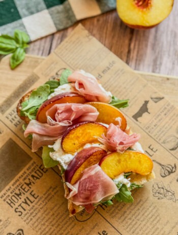 Sandwich mit Burrata, Pfirsichen und Rohschinken